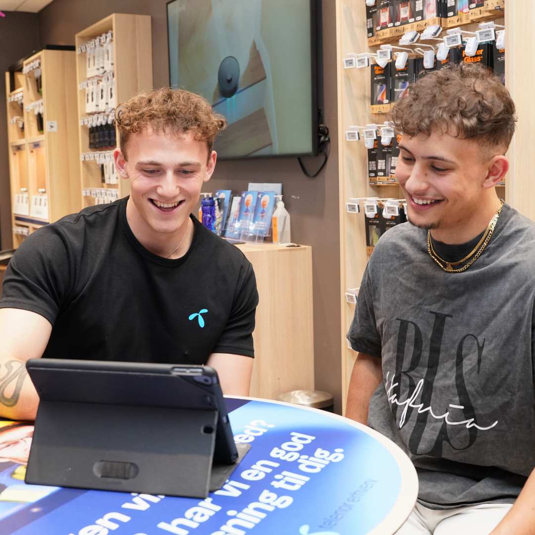 Medarbejder og kunde fra Telenor i Randers kigger på ipad.